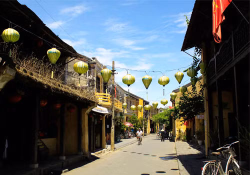 Đèn lồng treo trên từng dãy phố.