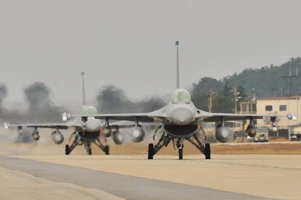 F-16 Fighting Falcon F-16 Fighting Falcon