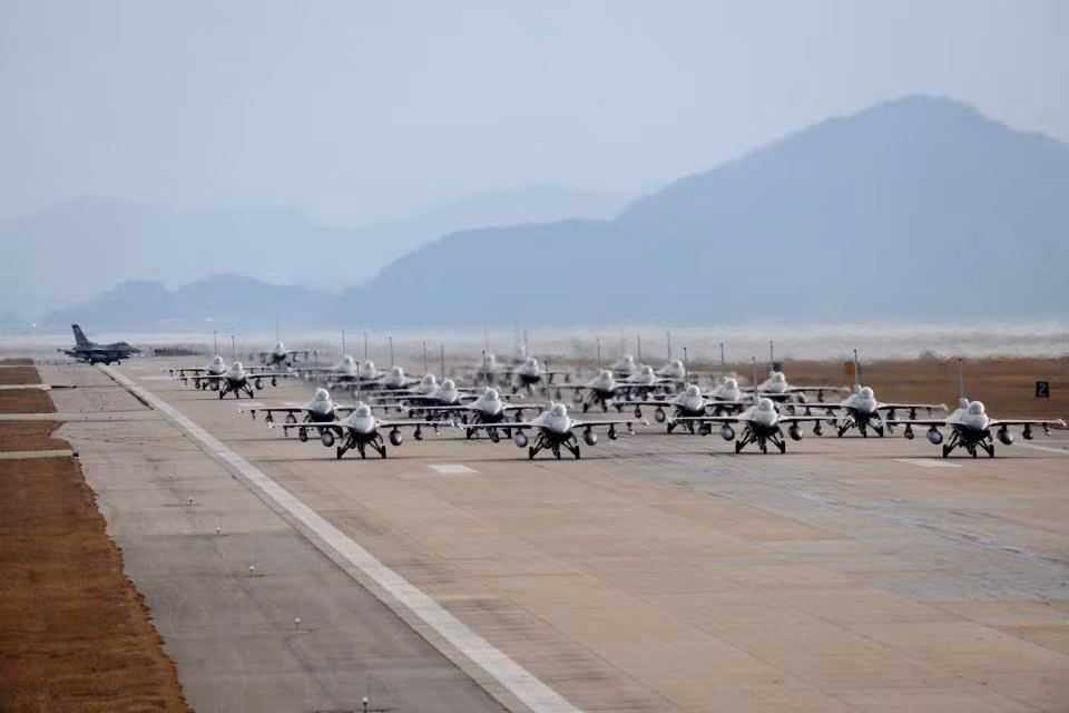 F-16 Fighting Falcon F-16 Fighting Falcon