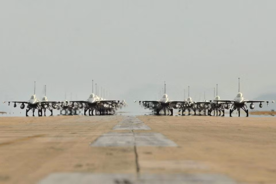 F-16 Fighting Falcon F-16 Fighting Falcon