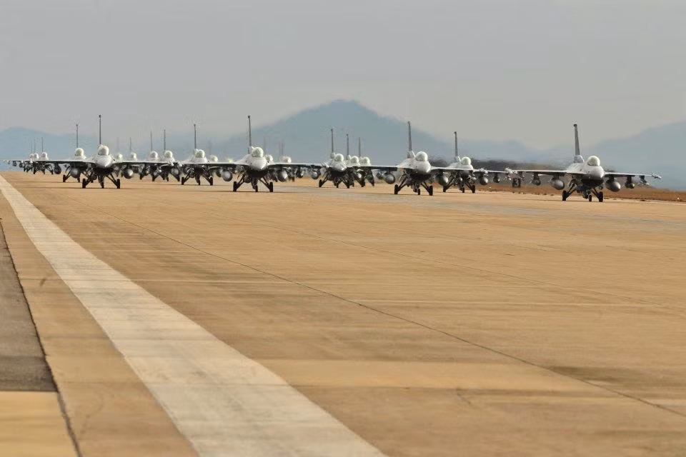 F-16 Fighting Falcon F-16 Fighting Falcon