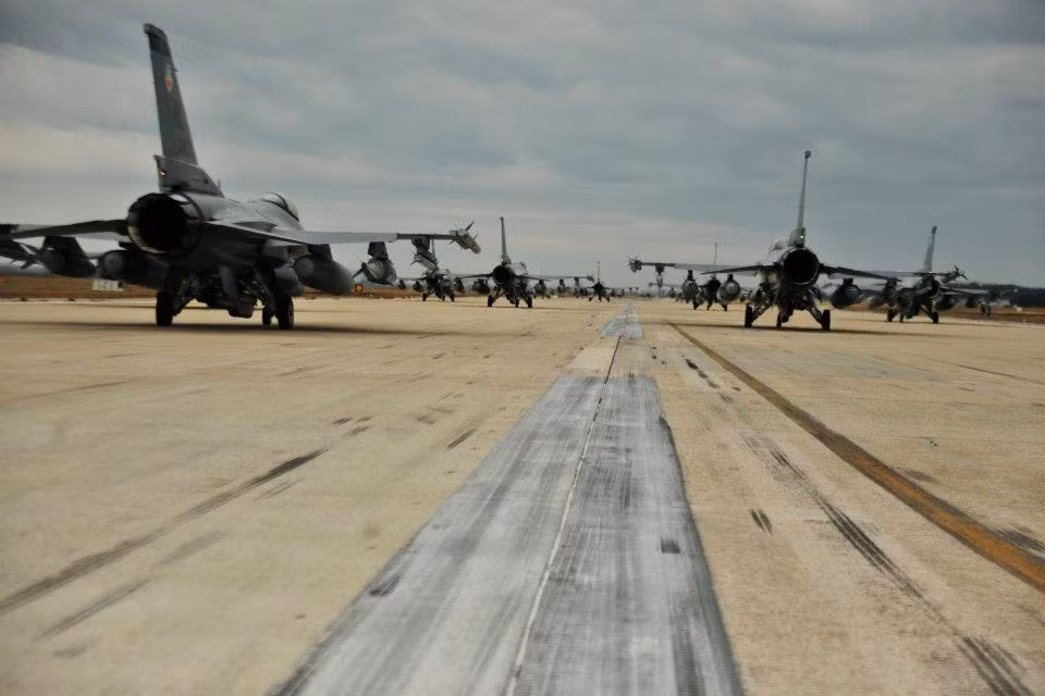 F-16 Fighting Falcon F-16 Fighting Falcon