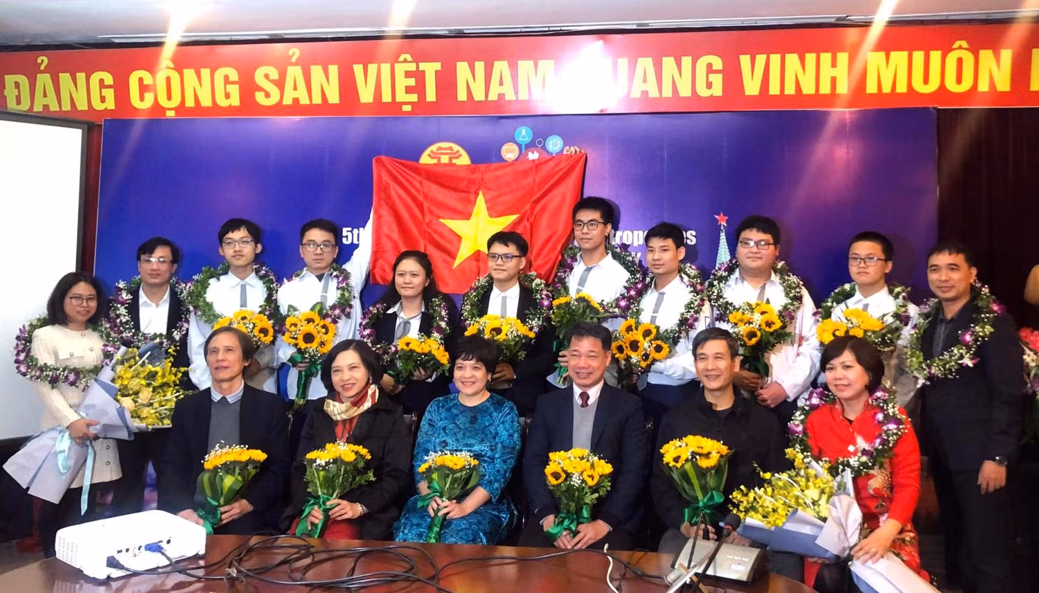 Ban giám hiệu Trường Trung học phổ thông chuyên Hà Nội - Amsterdam, và các thành viên ban chỉ đạo cùng 8 em học sinh đạt giải trong kì thi Quôc tế IOM 2020. Đặc biệt em Nguyễn Duy Anh học sinh lớp 12 Hóa 1 đạt số điểm cao nhất toàn cuộc thi. Đội tuyển quốc gia Việt Nam đứng thứ 2 trên 32 đội tuyển tham dự. Ảnh: Nhà trường cung cấp