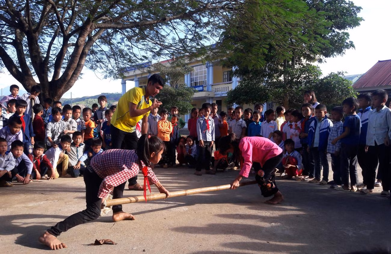Các em học sinhTrường phổ thông Dân tộc bán trú Tiểu học xã Mường Khoa, huyện Tân Uyên, tỉnh Lai Châu trong giờ ngoại khóa. Ảnh: Nhân vật cung cấp.