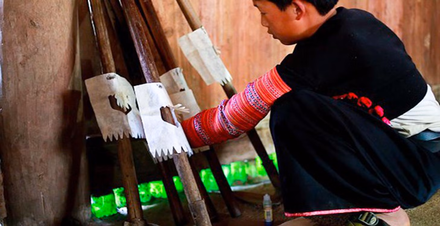 Người dân tộc H'Mông rửa sạch dụng cụ lao động vào dịp Tết. Ảnh: Tùng Dương. Người dân tộc H'Mông rửa sạch dụng cụ lao động vào dịp Tết. Ảnh: Tùng Dương.