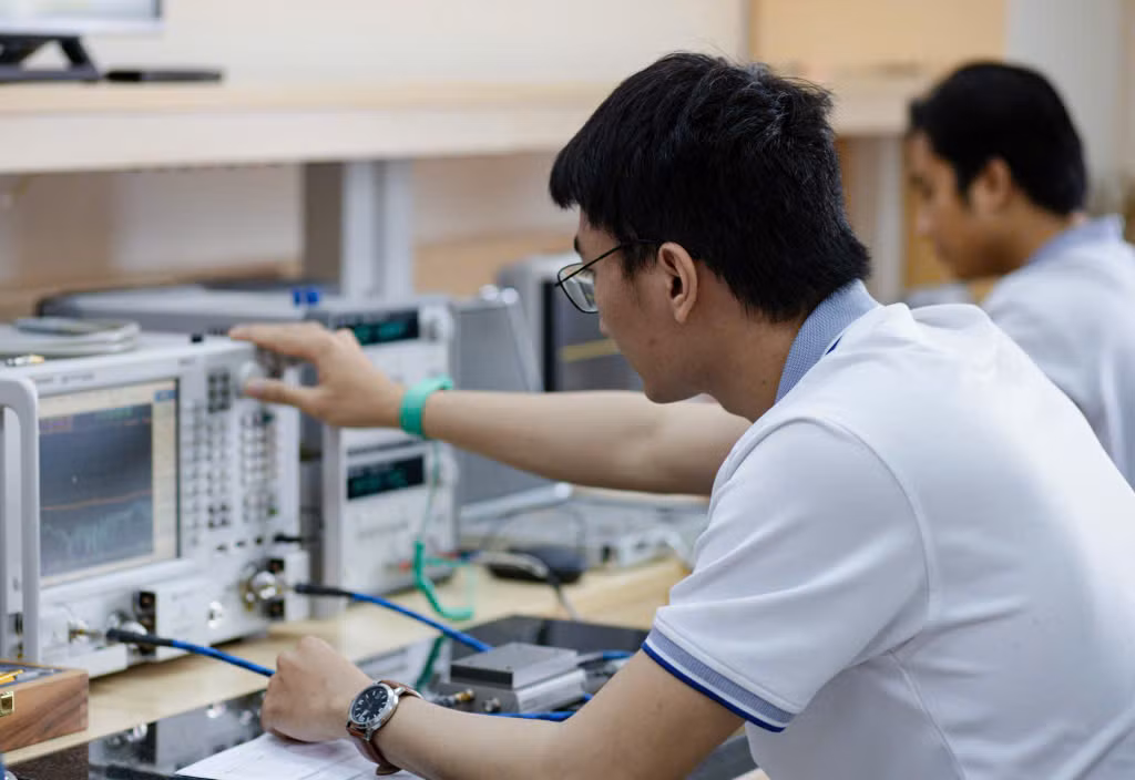 Sinh viên Trường Đại học Bách khoa, Đại học Quốc gia thành phố Hồ Chí Minh thực hành Thiết kế vi mạch. (Ảnh: website nhà trường)