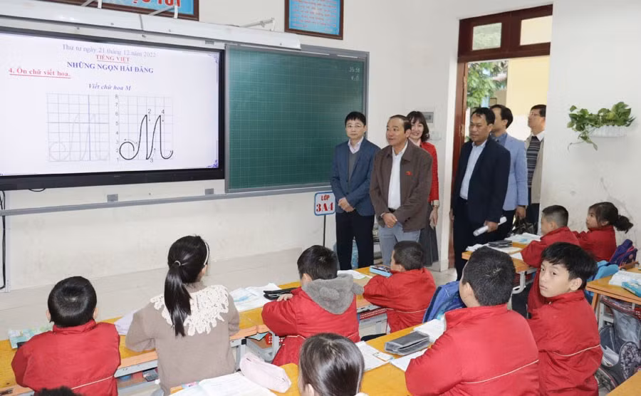 Ông Lã Thanh Tân, Phó Trưởng đoàn chuyên trách Đoàn đại biểu Quốc hội thành phố Hải Phòng kiểm tra tại quận Lê Chân (Ảnh: LT)