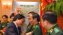 Bộ trưởng Phùng Xuân Nhạ trao kỷ niệm chương “Vì sự nghiệp giáo dục” cho một số đồng chí thuộc Bộ Tư lệnh Bộ đội biên phòng (Ảnh: Bộ Giáo dục và Đào tạo)