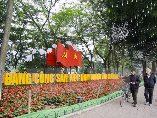 Khu vực quanh hồ Hoàn Kiếm được trang trí chào mừng Đại hội. (Ảnh: Hà My/TTXVN).