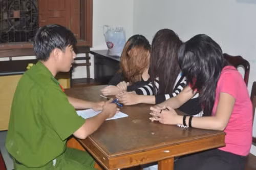 Hạn chế mua bán dâm hay công cụ để hạ nhục, hạ bệ và tiêu diệt nhau ảnh 3