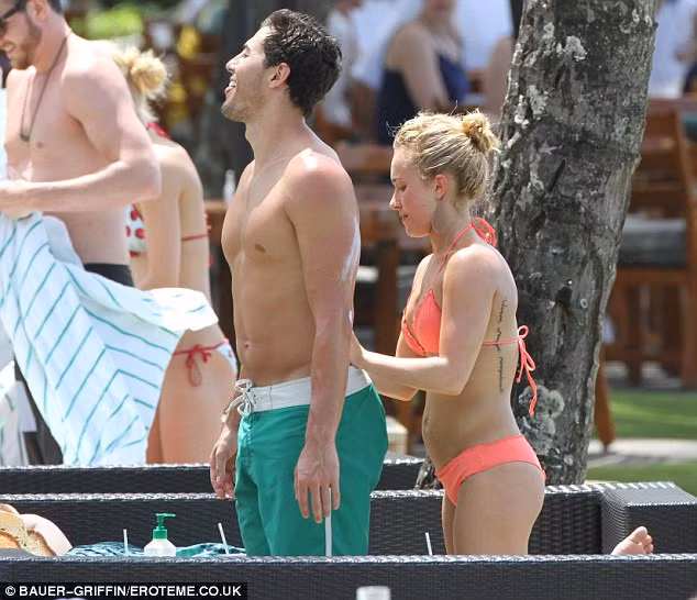 Hayden Panettiere và Scotty McKnigh tình tứ trên bãi biển