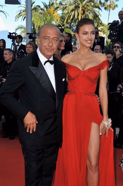 Tại buổi công chiếu của bộ phim Killing Them Softly trước đó, Irina Shayk diện chiếc váy dạ hội xẻ đùi màu đỏ vô cùng gợi cảm và quyến rũ