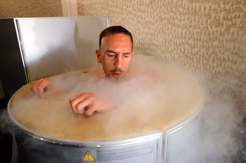 Ribery của đội tuyển Pháp hồi phục thể lực bằng xông hơi. Ribery của đội tuyển Pháp hồi phục thể lực bằng xông hơi.