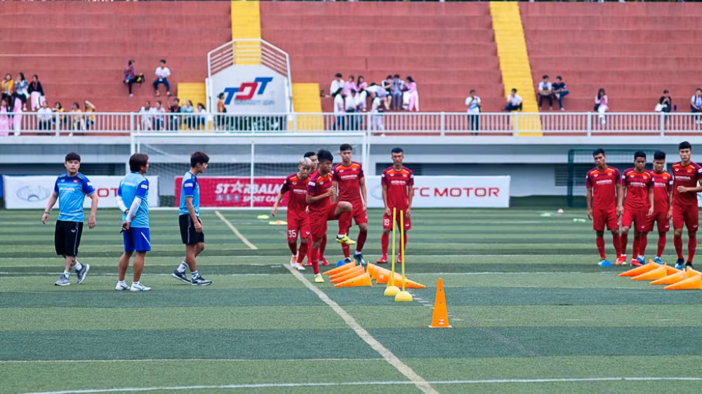 Đội tuyển U22 Việt Nam tập luyện tại sân vận động của trường Tôn Đức Thắng (Ảnh: tdtu.edu.vn)