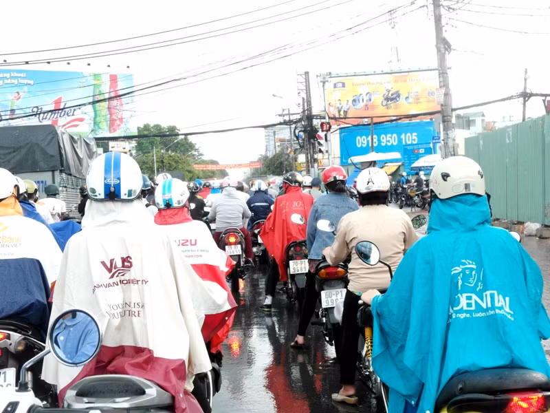 Cơn mưa lớn, người Sài Gòn vẫn thong thả dừng đúng vạch đèn đỏ....