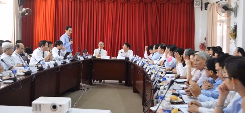 Đại diện chính quyền thành phố Đà Nẵng làm việc với Đại học Duy Tân để lắng nghe, chia sẻ những khó khăn. Ảnh: TT