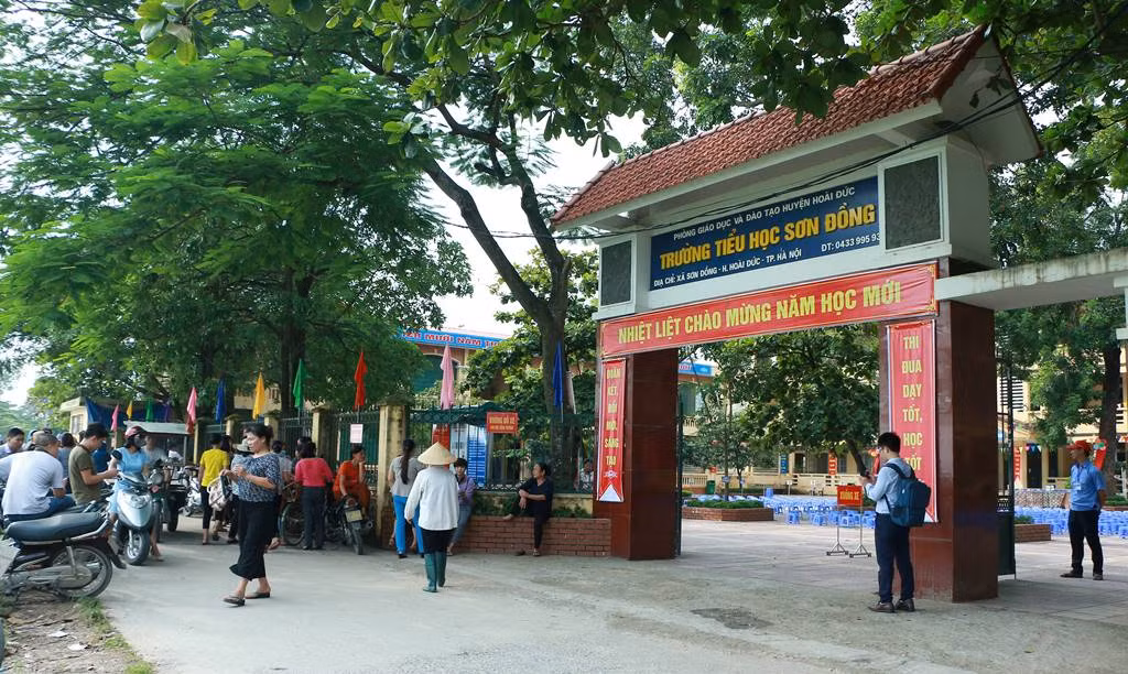 Bức xúc trước việc nhà trường thu nhiều khoản tiền vô lý, trái quy định, nhiều phụ huynh đề nghị bà Nguyễn Kim Oanh, hiệu trưởng nhà trường không dám đối mặt sự thật. Ảnh: Đ.T Bức xúc trước việc nhà trường thu nhiều khoản tiền vô lý, trái quy định, nhiều phụ huynh đề nghị bà Nguyễn Kim Oanh, hiệu trưởng nhà trường không dám đối mặt sự thật. Ảnh: Đ.T