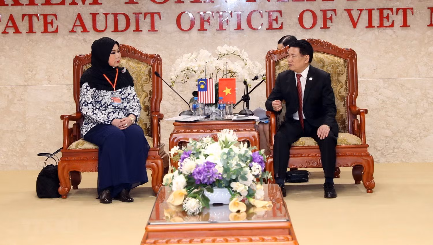 Ông Hồ Đức Phớc, Tổng Kiểm toán Nhà nước tiếp bà Madinah Binti Mohamad, Tổng Kiểm toán Nhà nước Malaysia nhân dịp sang Việt Nam tham dự Đại hội Tổ chức các Cơ quan Kiểm toán tối cao châu Á lần thứ 14 (ASOSAI 14). Ảnh: Trọng Đức/TTXVN
