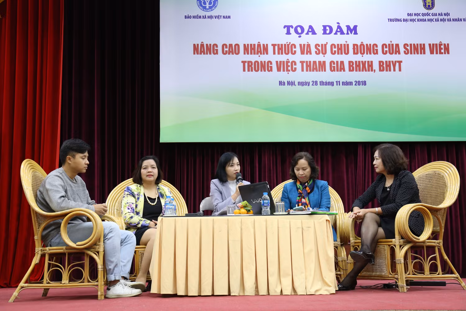 Quang cảnh tọa đàm. Quang cảnh tọa đàm.