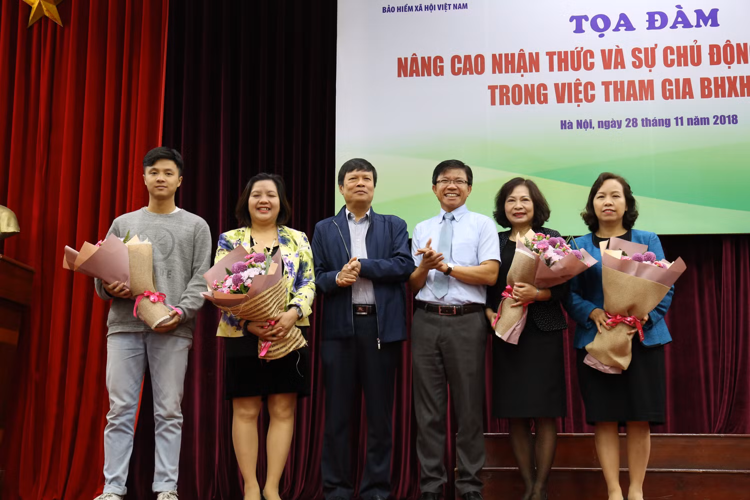 Lãnh đạo nhà trường và Bảo hiểm xã hội Việt Nam cùng các khách mời tham dự tọa đàm. Lãnh đạo nhà trường và Bảo hiểm xã hội Việt Nam cùng các khách mời tham dự tọa đàm.