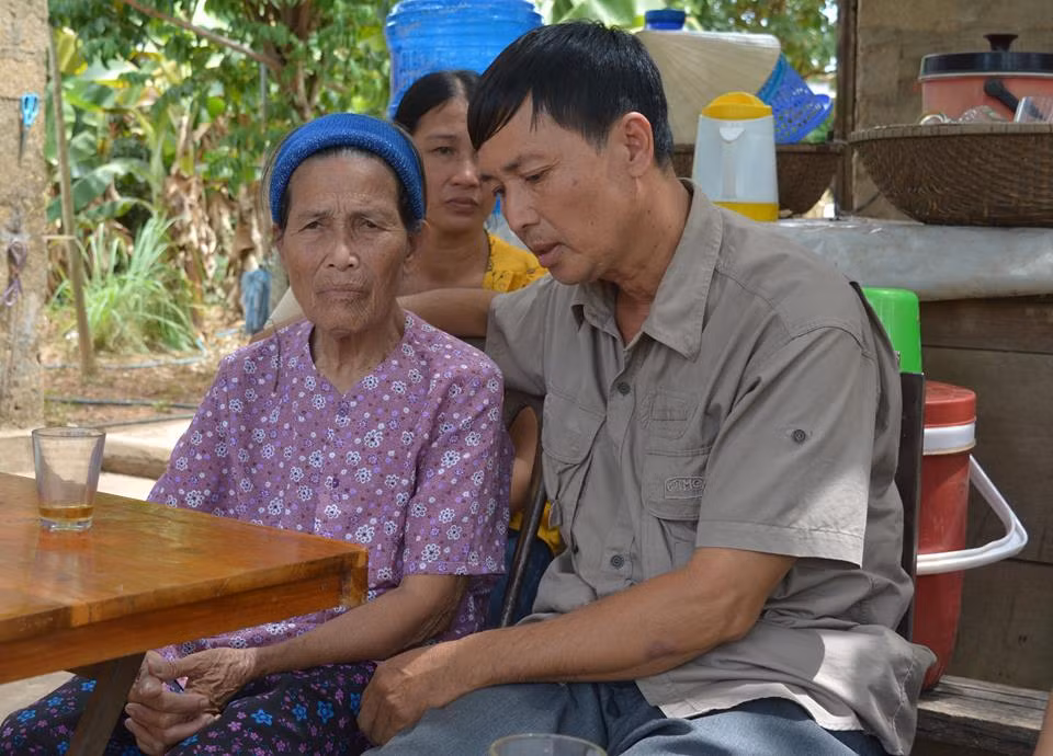 Nguyễn Xuân Thanh khóc nghẹn khi gặp lại người mẹ già giờ đã mù lòa. Nguyễn Xuân Thanh khóc nghẹn khi gặp lại người mẹ già giờ đã mù lòa.