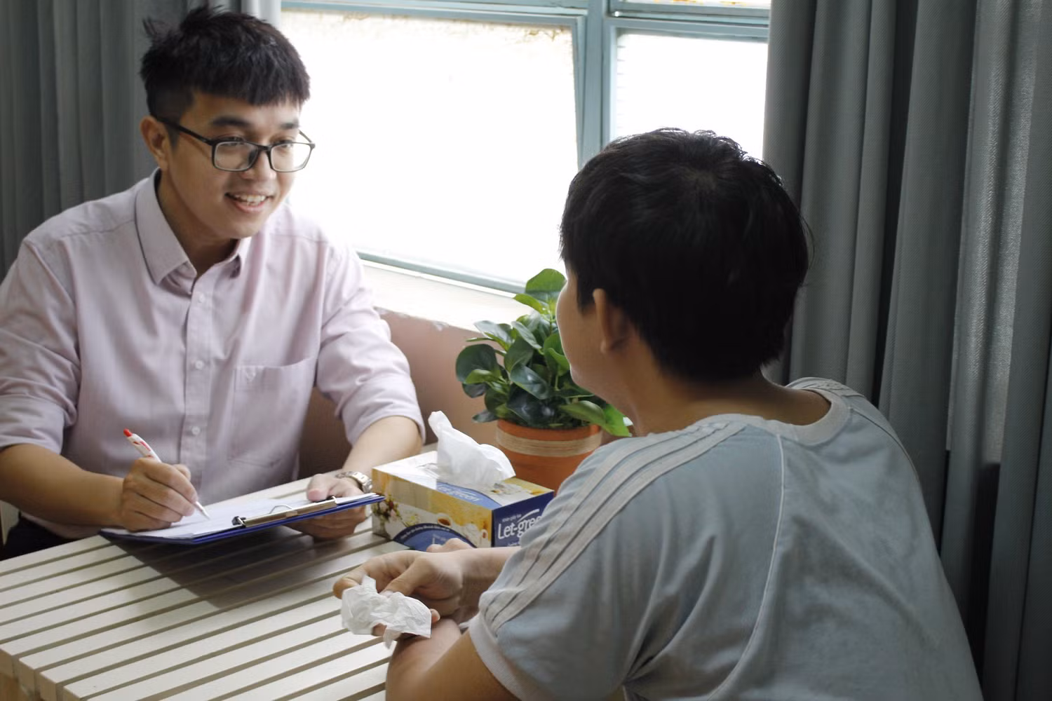 Tiến sĩ Giang Thiên Vũ tham gia công tác tư vấn tâm lý cho học sinh. Ảnh: NVCC
