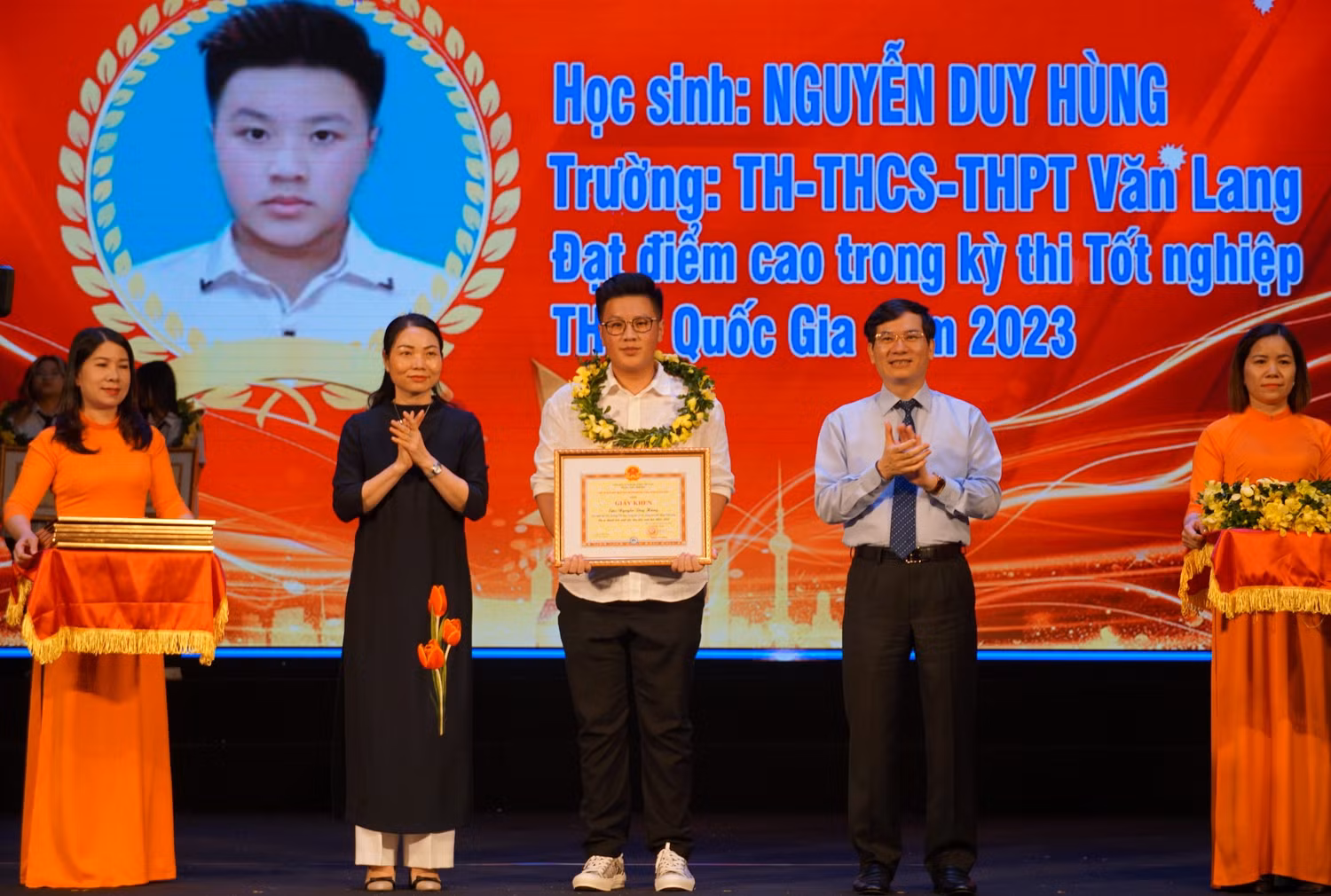 Học sinh đạt thành tích học tập xuất sắc được tuyên dương trong buổi lễ tổng kết năm học 2022 - 2023 (Ảnh: Phạm Linh)