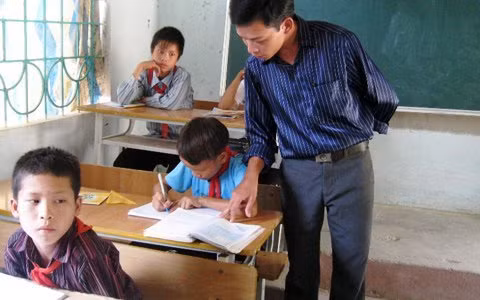 Các thầy cô giáo nỗ lực kèm cặp những mong học sinh sẽ tiến bộ. (Ảnh minh hoa, nguồn: zing.vn)