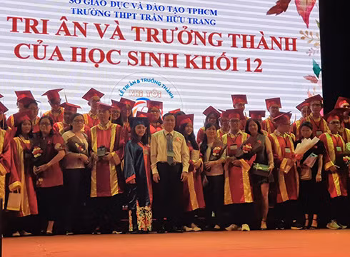 Ban Giám hiệu Trường Trần Hữu Trang tặng quà cho học sinh của khối 12 của trường (ảnh: P.L)
