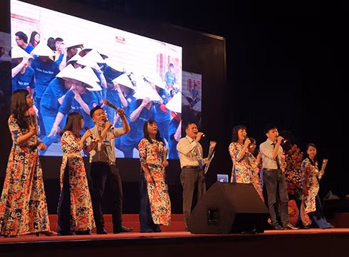 Hiệu trưởng và tập thể giáo viên chủ nhiệm lớp 12 hát bài "Mong ước kỷ niệm xưa" tặng học sinh lớp 12 (ảnh: P.L)