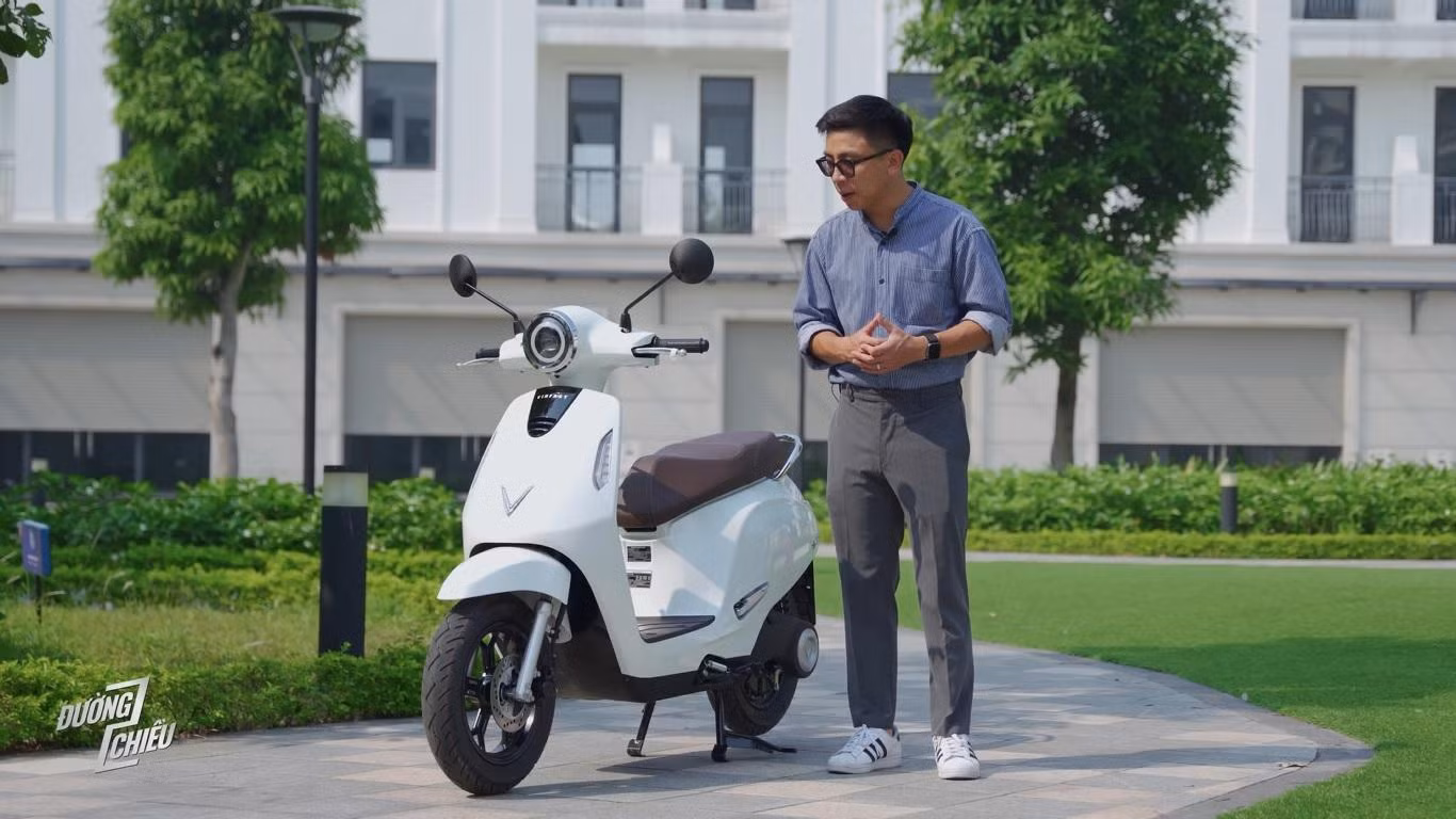 YouTuber Tân Một Cú đánh giá cao khả năng vận hành của Evo200 (Ảnh: Kênh Youtube Đường 2 Chiều)