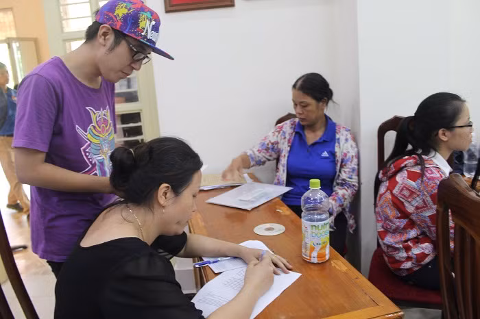 Người mẹ tự tay viết hồ sơ cho con.