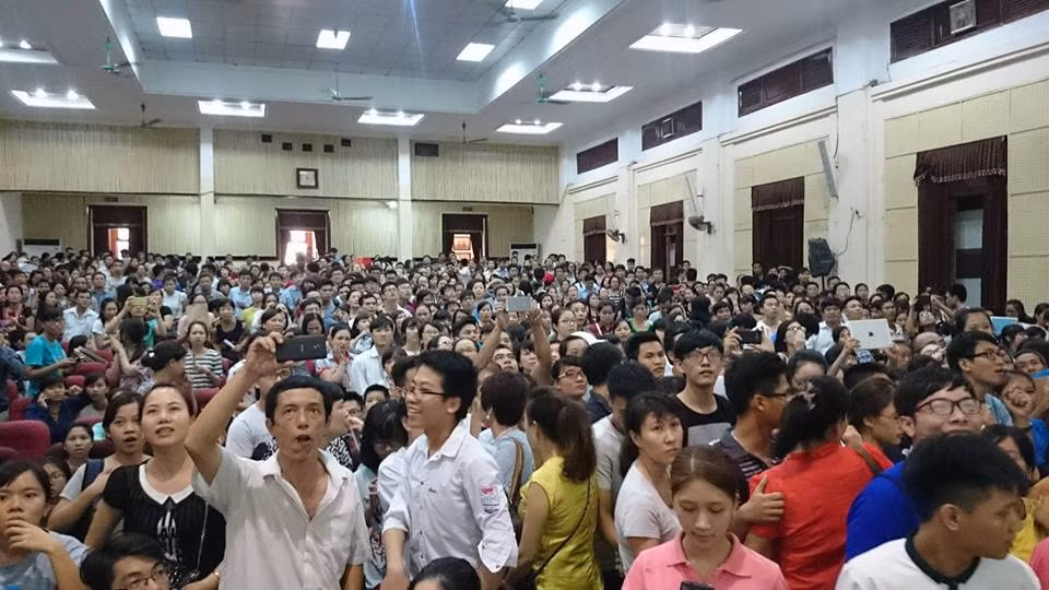 Đông đảo thí sinh chờ ngoáng điểm tại Đại học Kinh tể Quốc dân cuối giờ chiều nay. Ảnh Độc giả Phạm Đức Minh