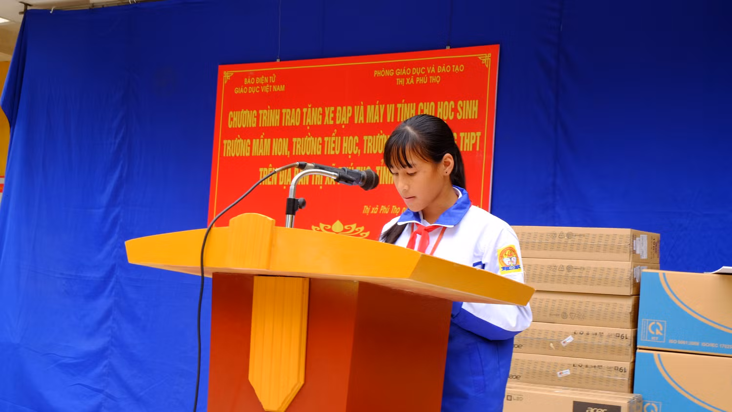Em Võ Ngọc Linh hứa sẽ xóa bỏ sự mặc cảm con nhà nghèo để vươn lên trong học tập.(Ảnh: LC)