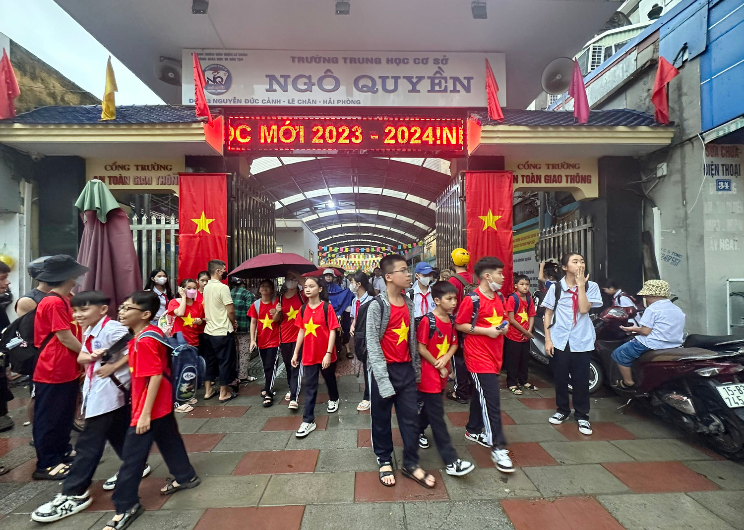 Nhiều năm qua, mô hình cổng trường an toàn giao thông tại Trường Trung học cơ sở Ngô Quyền đã phát huy hiệu quả tích cực (Ảnh: LT)