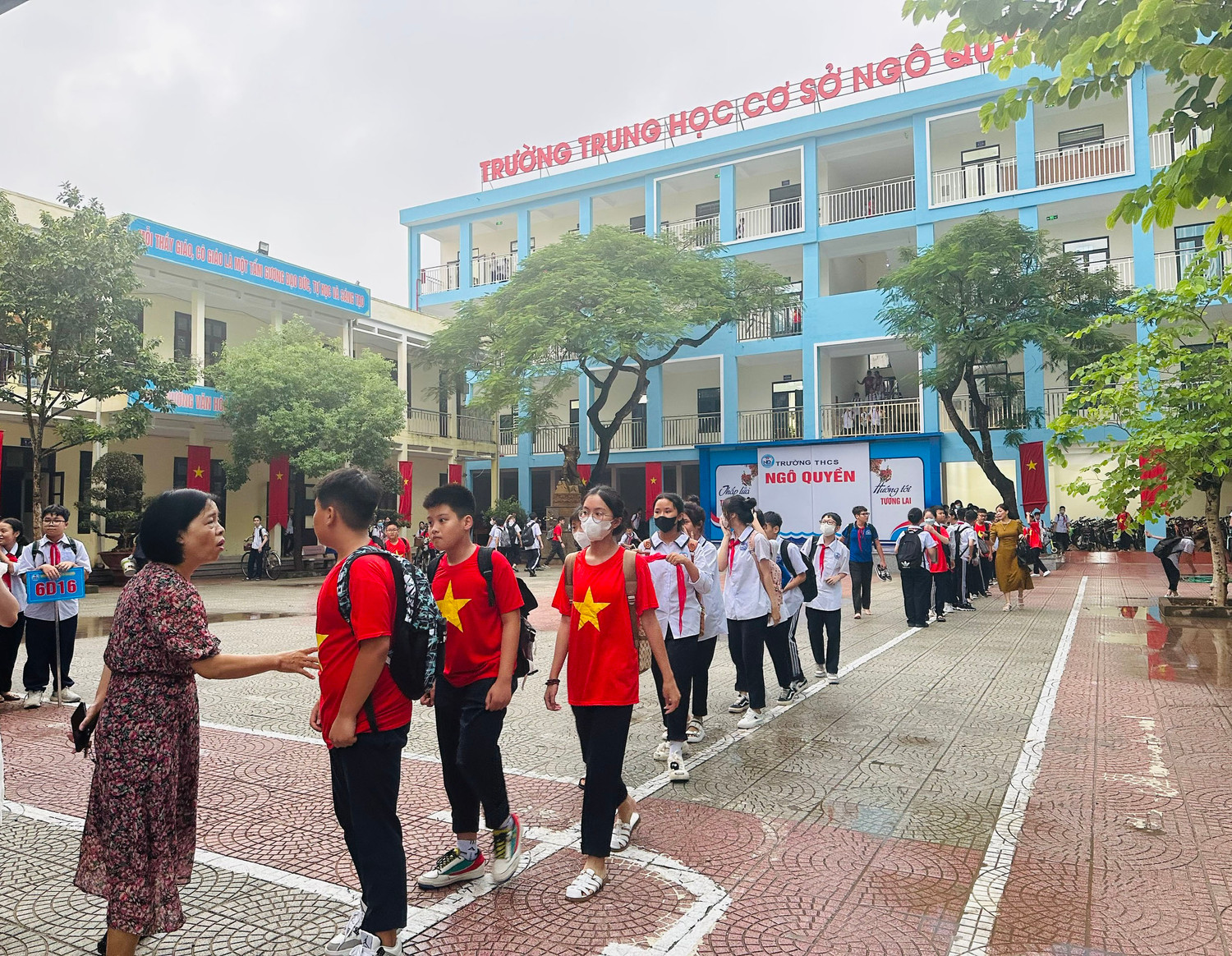 Lãnh đạo nhà trường trực tiếp dặn dò học sinh chấp hành các quy định về an toàn giao thông (Ảnh: LT)