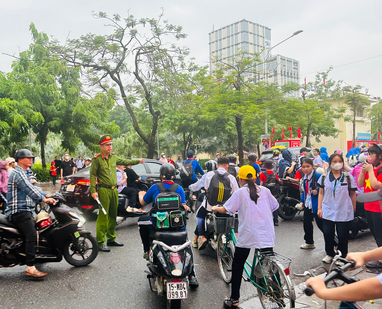 Trường Trung học cơ sở Ngô Quyền còn nhận được sự phối hợp của lực lượng công an tham gia điều tiết giao thông (Ảnh: LT)