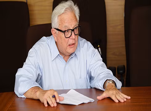 Giáo sư James Riedel phân tích các chính sách kinh tế của Trung Quốc thời Chủ tịch Mao Trạch Đông (ảnh: HSU)