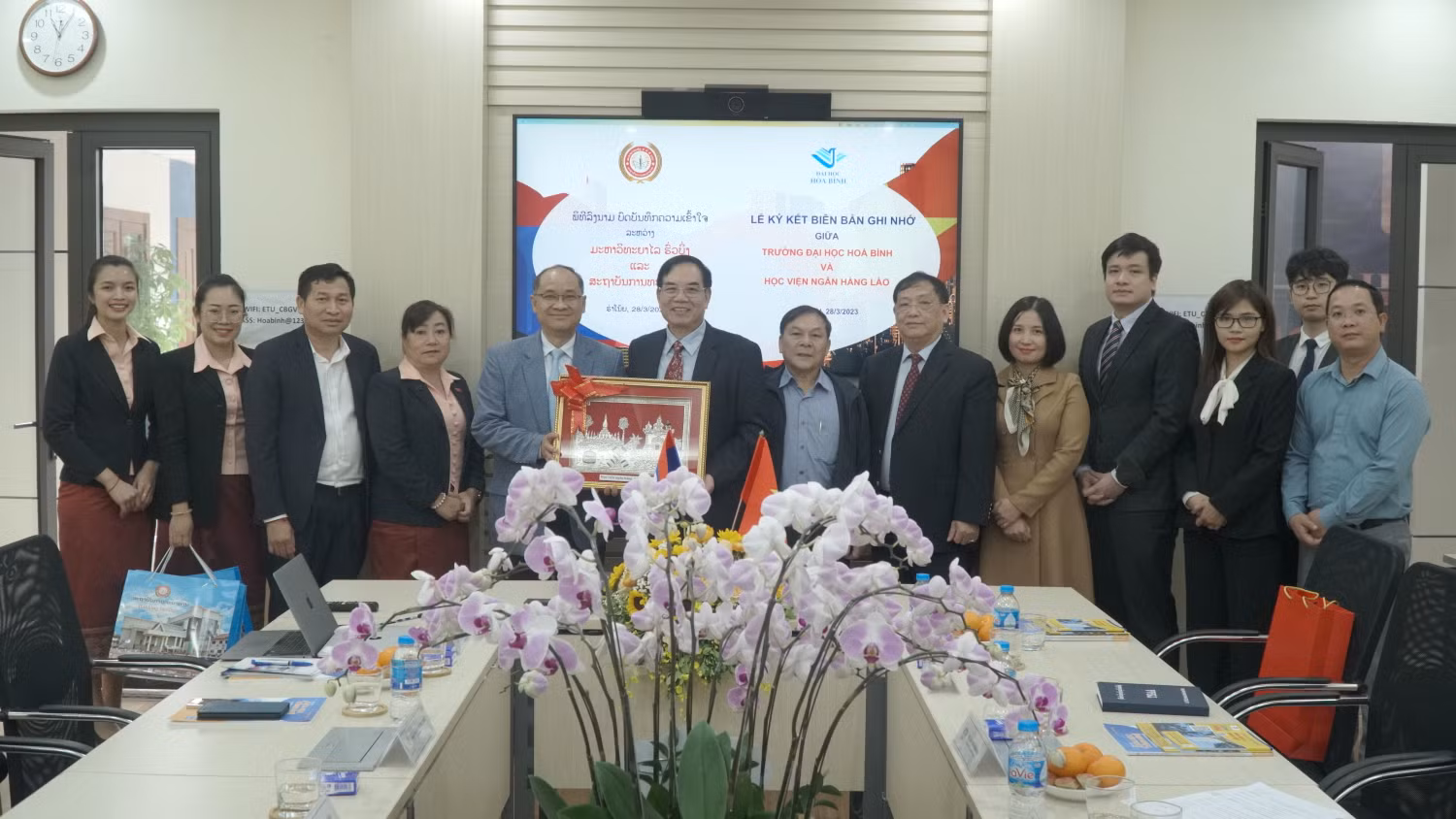 Học viện Ngân hàng Lào tặng quà lưu niệm cho Ban Lãnh đạo Trường Đại học Hòa Bình.