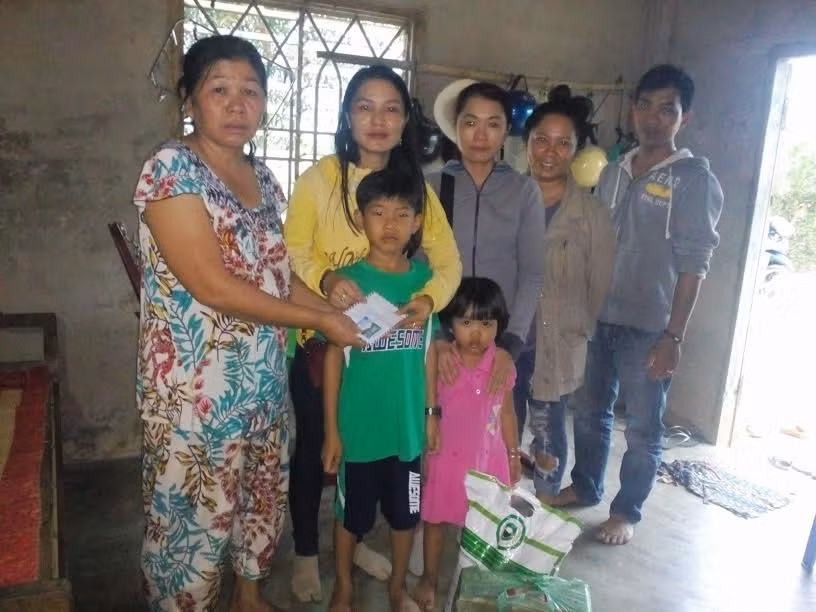 Cô giáo Sa Ly trao quà Tết cho những gia đình có hoàn cảnh khó khăn. (Ảnh tác giả cung cấp) Cô giáo Sa Ly trao quà Tết cho những gia đình có hoàn cảnh khó khăn. (Ảnh tác giả cung cấp)