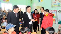Bộ trưởng Phùng Xuân Nhạ gặp gỡ, trò chuyện với các thầy cô giáo và học sinh tại Lạng Sơn.