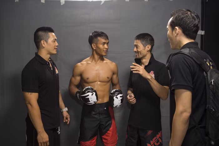 Johnny Trí Nguyễn hào hứng chia sẻ cùng các võ sĩ phía sau hậu đài.