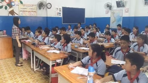 Học sinh phải vất vả học trên lớp rồi học thêm nhiều nơi. (Ảnh minh họa: P.L)