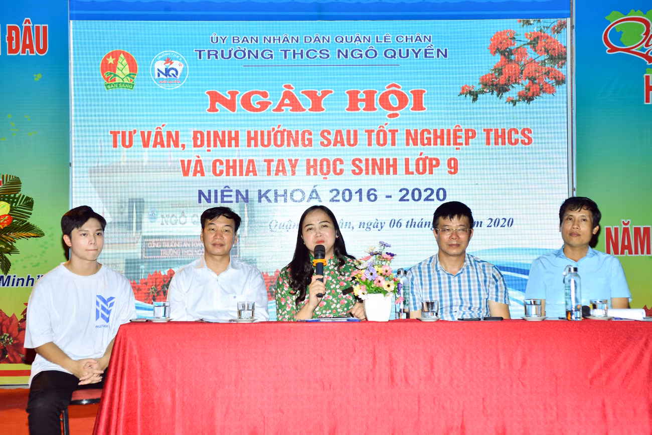 Phụ huynh, học sinh lớp 9 Trường Trung học cơ sở Ngô Quyền được nghe tư vấn định hướng sau tốt nghiệp trung học cơ sở (Ảnh: LT) Phụ huynh, học sinh lớp 9 Trường Trung học cơ sở Ngô Quyền được nghe tư vấn định hướng sau tốt nghiệp trung học cơ sở (Ảnh: LT)