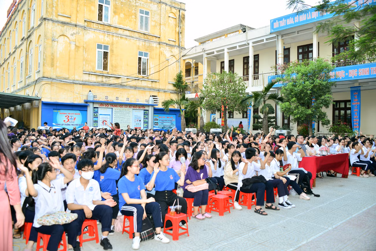 Nhiều học sinh đặt câu hỏi tới Ban tư vấn về những thắc mắc sau khi tốt nghiệp trung học cơ sở (Ảnh: LT) Nhiều học sinh đặt câu hỏi tới Ban tư vấn về những thắc mắc sau khi tốt nghiệp trung học cơ sở (Ảnh: LT)