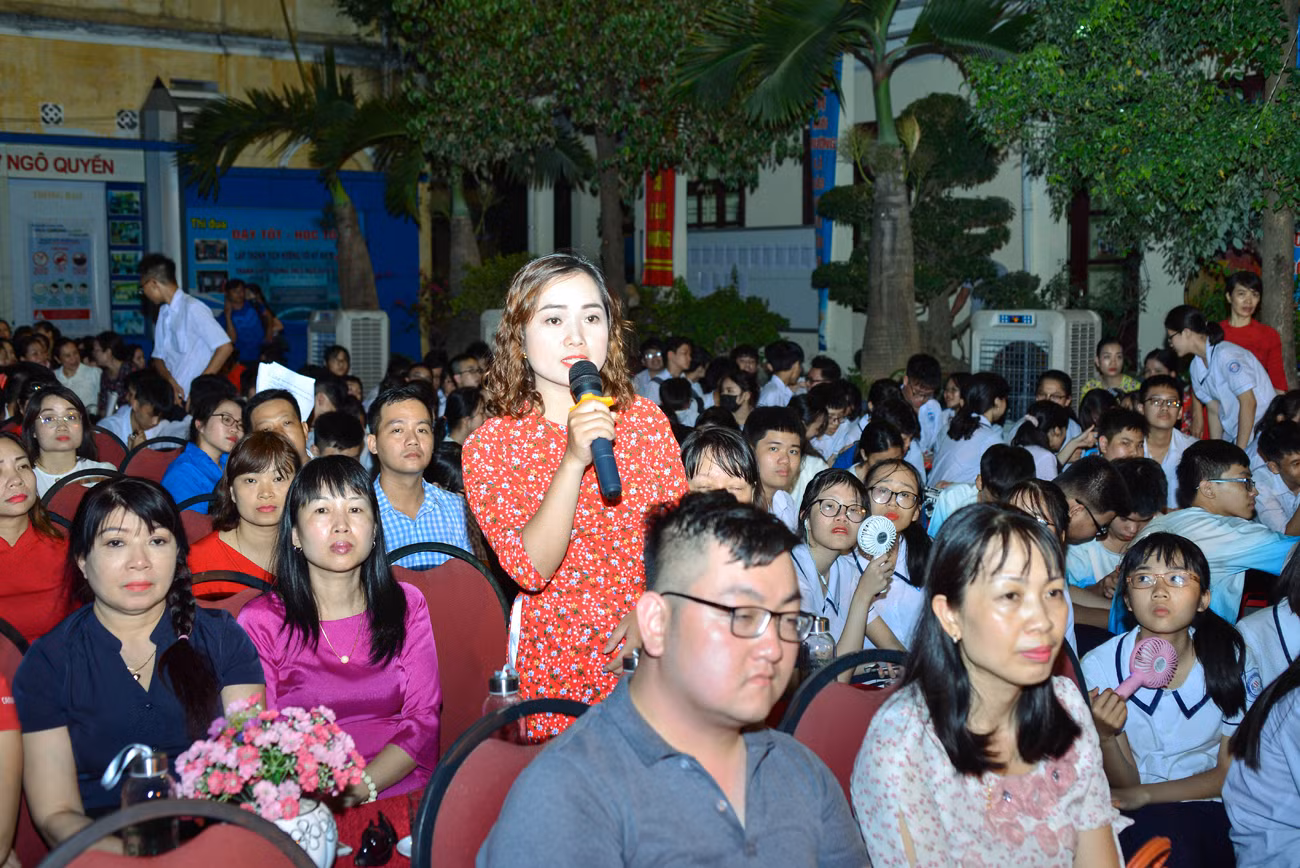 Các bậc phụ huynh cũng chăm chú lắng nghe và đưa ra nhiều câu hỏi về định hướng nghề nghiệp cho học sinh lớp 9 (Ảnh: LT) Các bậc phụ huynh cũng chăm chú lắng nghe và đưa ra nhiều câu hỏi về định hướng nghề nghiệp cho học sinh lớp 9 (Ảnh: LT)