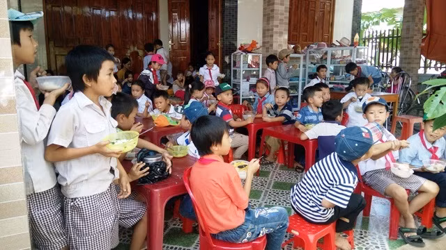 Tan học, hàng chục học sinh trường Tiểu học Quảng Thạch kéo nhau ra ăn cơm phía ngoài cổng trường (Ảnh: Thủy Phan)