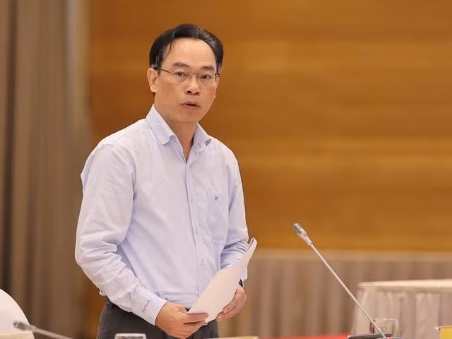 Thứ trưởng Bộ Giáo dục và Đào tạo Hoàng Minh Sơn tại họp báo. Ảnh: VGP/Nhật Bắc