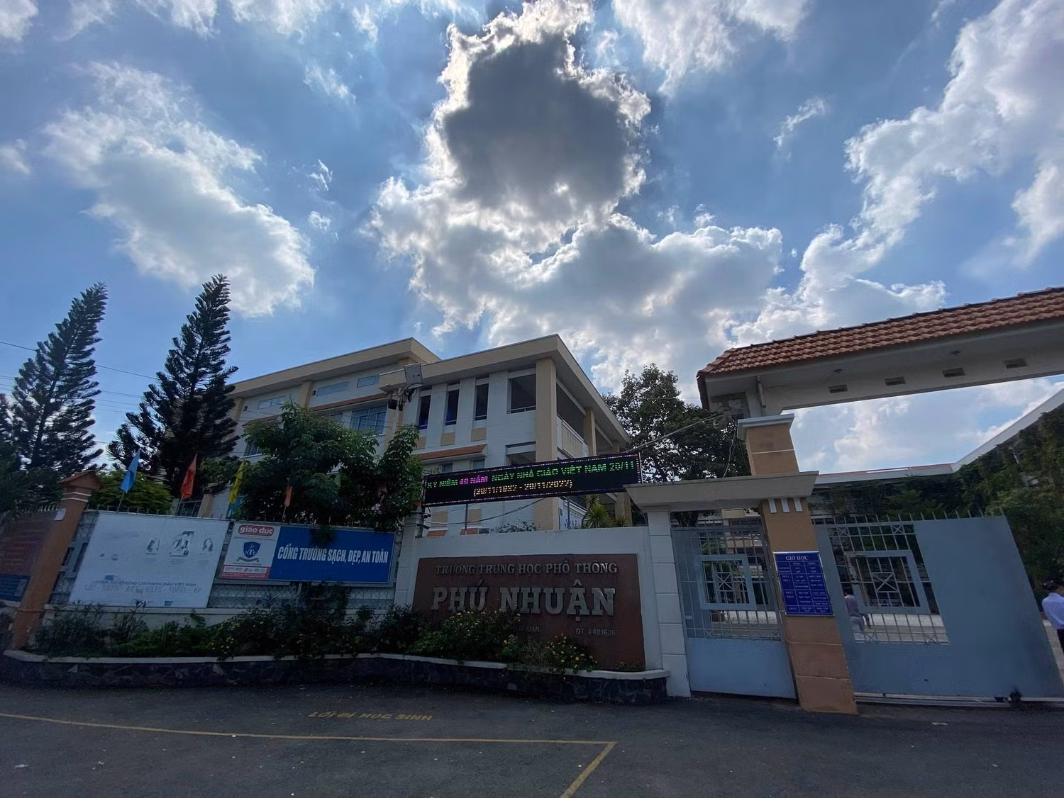Trường trung học phổ thông Phú Nhuận, Quận Phú Nhuận (ảnh minh họa: P.L)