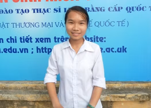 Thí sinh Bùi Thị Thùy cười tươi, tự tin với bài làm của mình - Ảnh: Kim Ngân